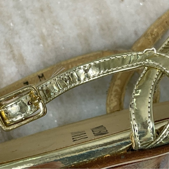 Stuart Weitzman sandal gold sz 7 floral detail - Picture 10 of 15
